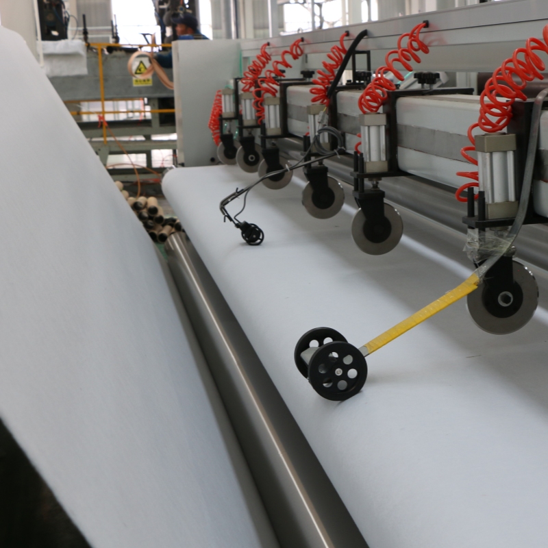 Anti-cracking geotextile